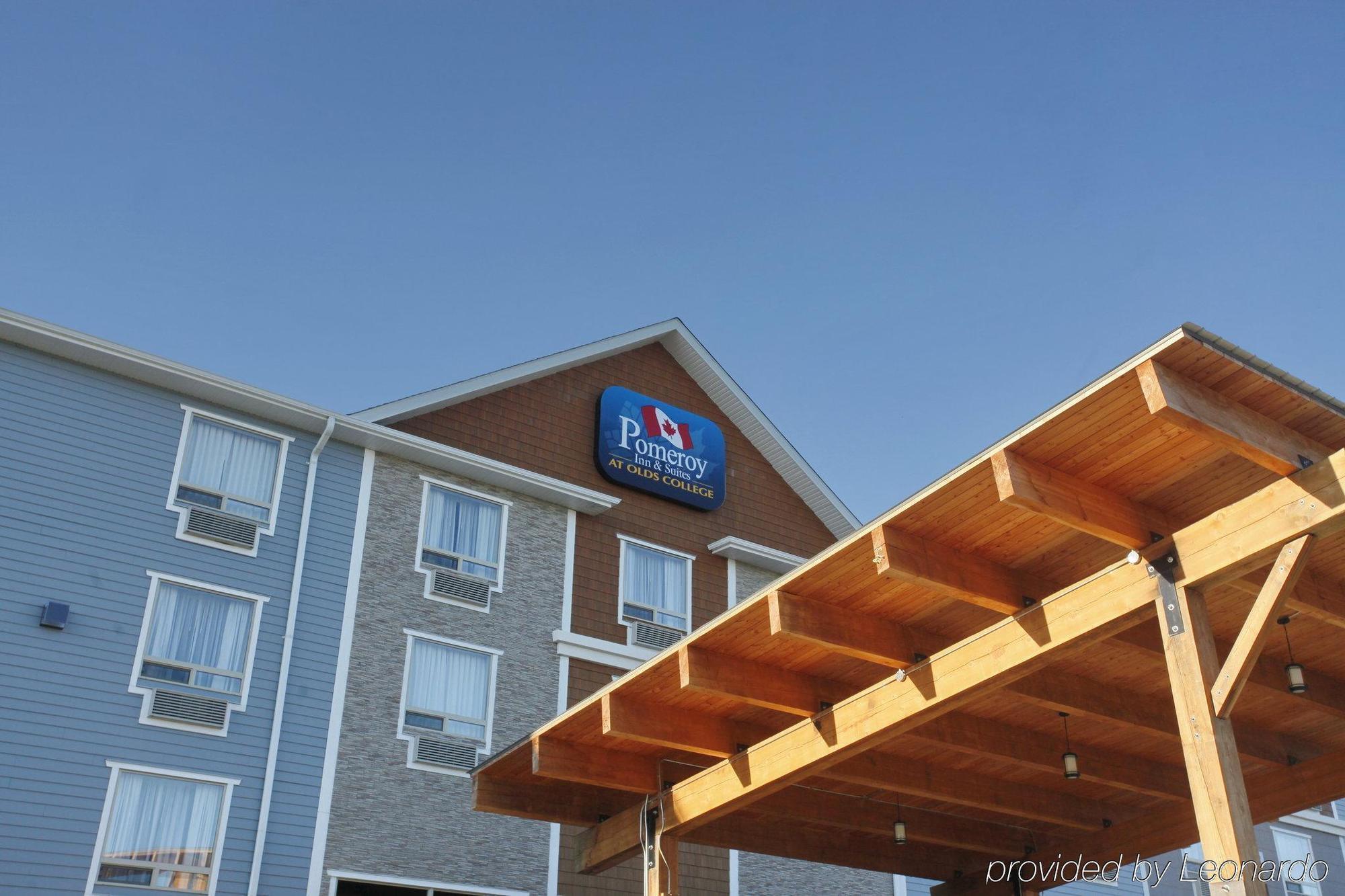 Pomeroy Inn & Suites At Olds College Exterior foto