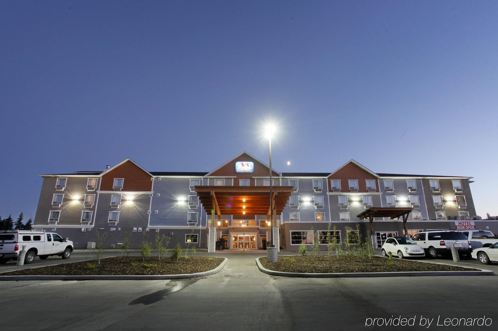 Pomeroy Inn & Suites At Olds College Exterior foto